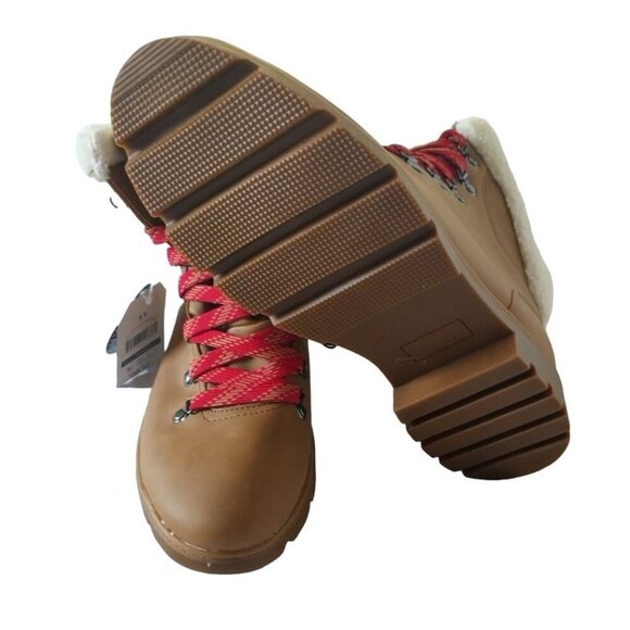 Womens Tan Memory Foam Winter Boots With Red Laces, Faux Shearling Lining. - Picture 2 of 5